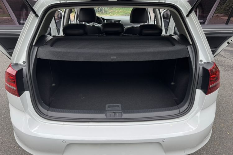 Used Volkswagen Golf 2017 1.6L Automatic Comfort Million-Vehicle Anniversary Edition Interior 7