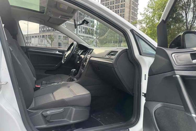 Used Volkswagen Golf 2017 230TSI Automatic Comfort Edition – Celebrating Milestone of One Million Units Interior 7