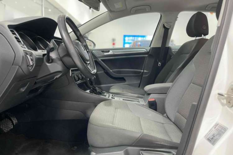 Used Volkswagen Golf 2017 1.6L Automatic Comfort Million-Vehicle Anniversary Edition Interior 7