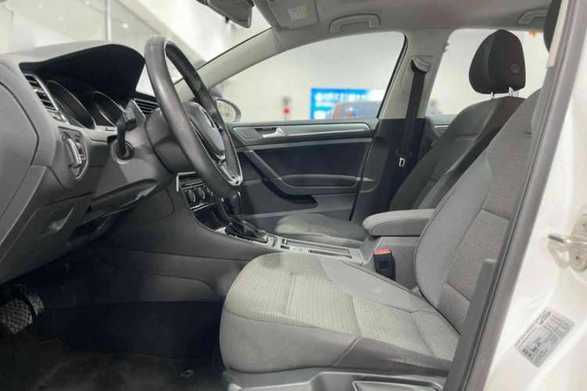 Used Volkswagen Golf 2017 1.6L Automatic Comfort Million-Vehicle Anniversary Edition Interior 7