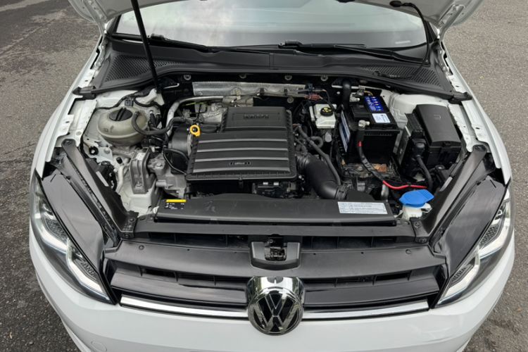 Used Volkswagen Golf 2017 1.6L Automatic Comfort Million-Vehicle Anniversary Edition Interior 8