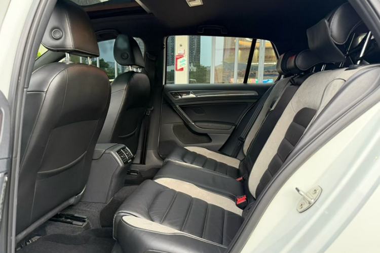 Used Volkswagen Golf 2017 280TSI Automatic R-Line Million-Vehicle Commemorative Edition Interior 8