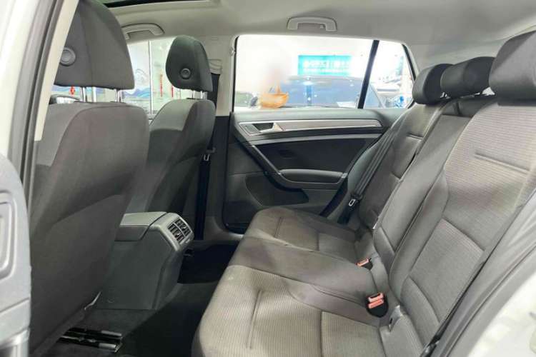 Used Volkswagen Golf 2017 1.6L Automatic Comfort Million-Vehicle Anniversary Edition Interior 8