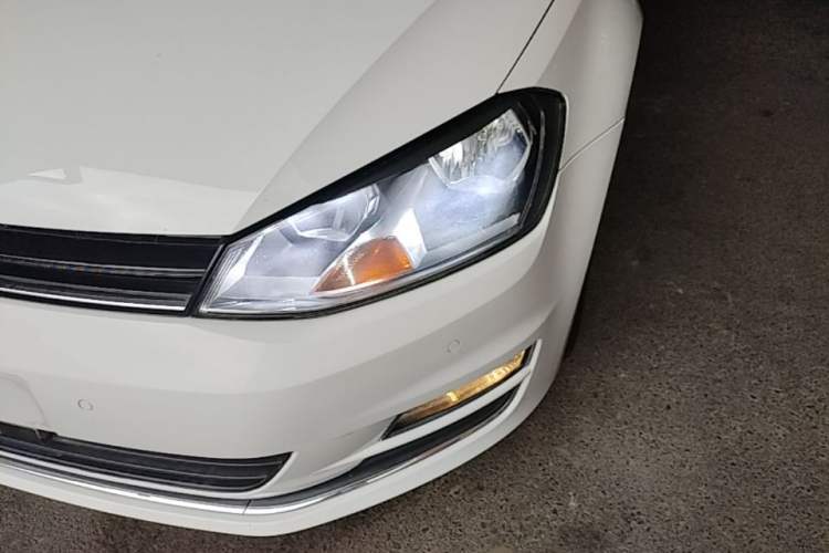 Used Volkswagen Golf 2017 230TSI Automatic Comfort Edition – Celebrating Milestone of One Million Units Left Front Headlight