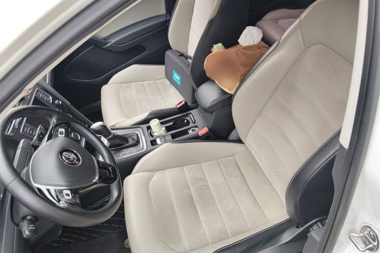 Used Volkswagen Golf 2017 230TSI Automatic Luxury Million-Vehicle Commemorative Edition Left Front Seat