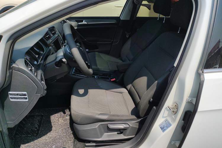 Used Volkswagen Golf 2017 1.6L Automatic Comfort Million-Vehicle Anniversary Edition Left Front Seat