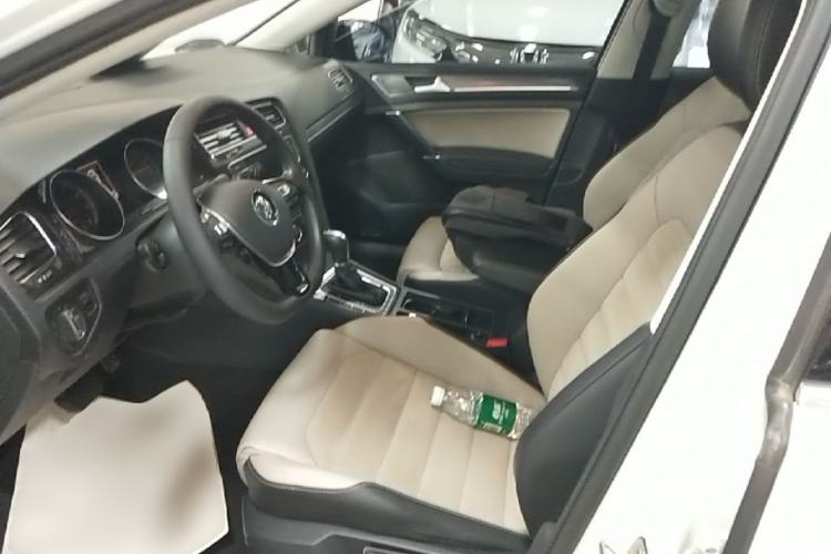 Used Volkswagen Golf 2017 230TSI Automatic Luxury Million-Vehicle Commemorative Edition Left Front Seat