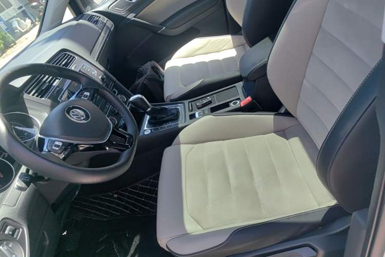 Used Volkswagen Golf 2017 230TSI Automatic Luxury Million-Vehicle Commemorative Edition Left Front Seat