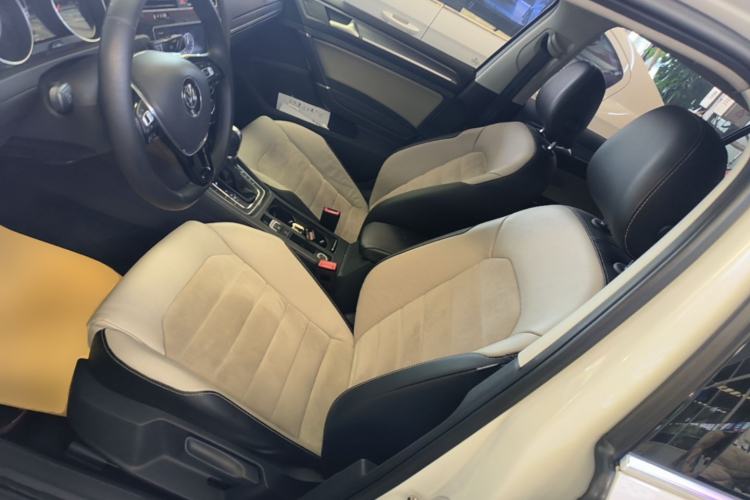 Used Volkswagen Golf 2017 230TSI Automatic Luxury Million-Vehicle Commemorative Edition Left Front Seat
