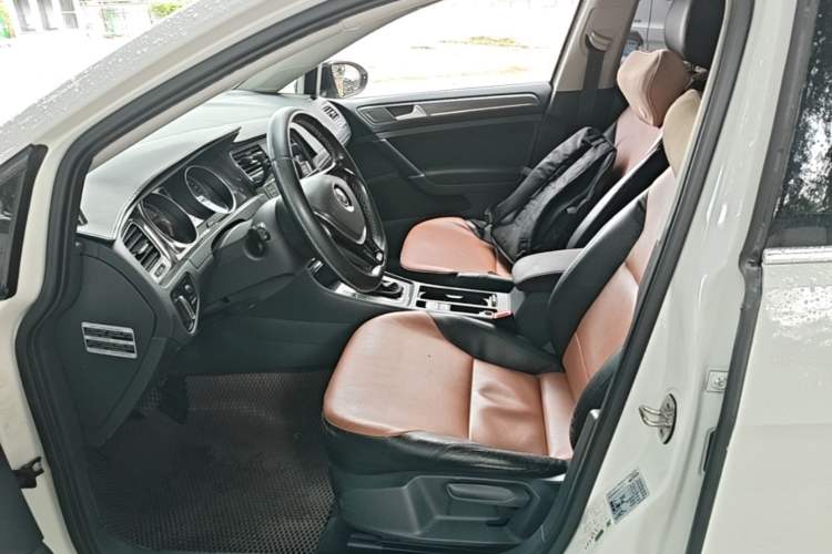 Used Volkswagen Golf 2017 1.6L Automatic Comfort Million-Vehicle Anniversary Edition Left Front Seat