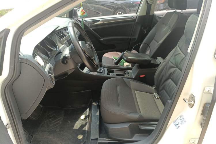 Used Volkswagen Golf 2017 1.6L Automatic Comfort Million-Vehicle Anniversary Edition Left Front Seat