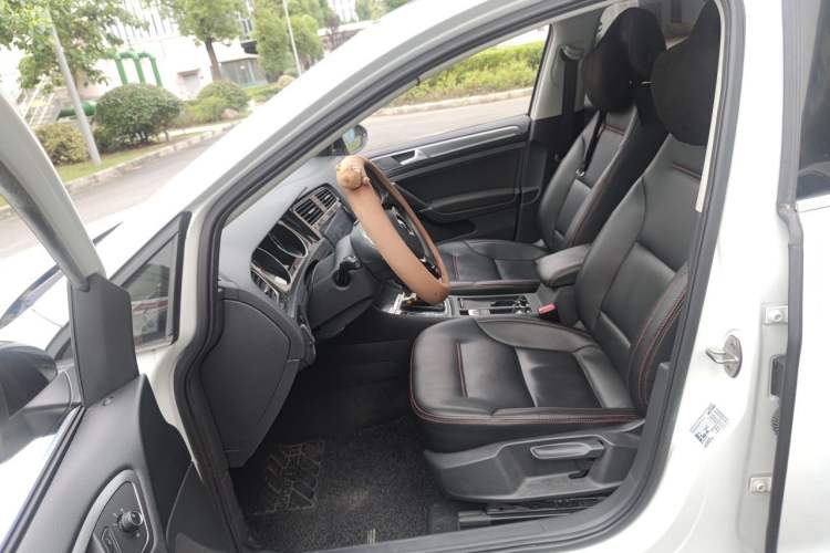 Used Volkswagen Golf 2017 1.6L Automatic Comfort Million-Vehicle Anniversary Edition Left Front Seat