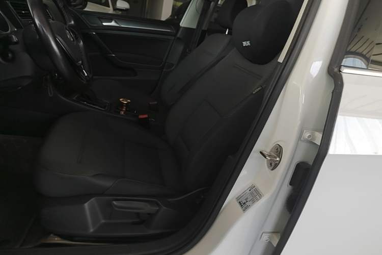 Used Volkswagen Golf 2017 1.6L Automatic Comfort Million-Vehicle Anniversary Edition Left Front Seat