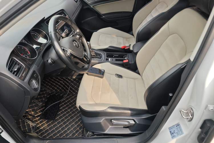 Used Volkswagen Golf 2017 230TSI Automatic Luxury Million-Vehicle Commemorative Edition Left Front Seat