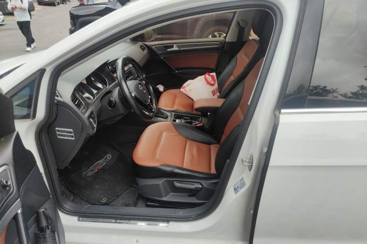 Used Volkswagen Golf 2017 1.6L Automatic Comfort Million-Vehicle Anniversary Edition Left Front Seat