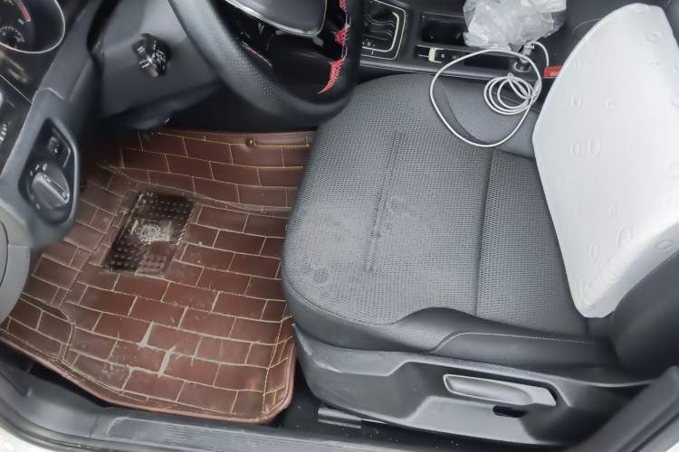 Used Volkswagen Golf 2017 1.6L Automatic Comfort Million-Vehicle Anniversary Edition Left Front Seat