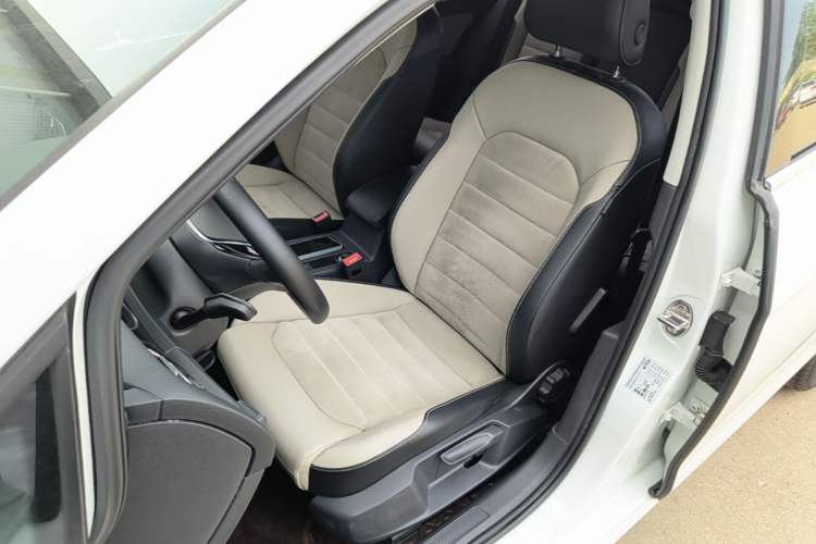 Used Volkswagen Golf 2017 230TSI Automatic Luxury Million-Vehicle Commemorative Edition Left Front Seat