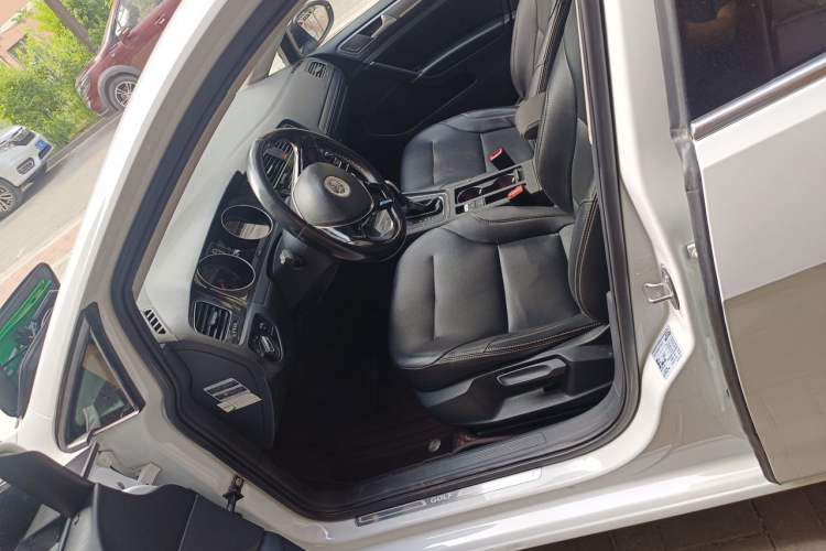 Used Volkswagen Golf 2017 1.6L Automatic Comfort Million-Vehicle Anniversary Edition Left Front Seat