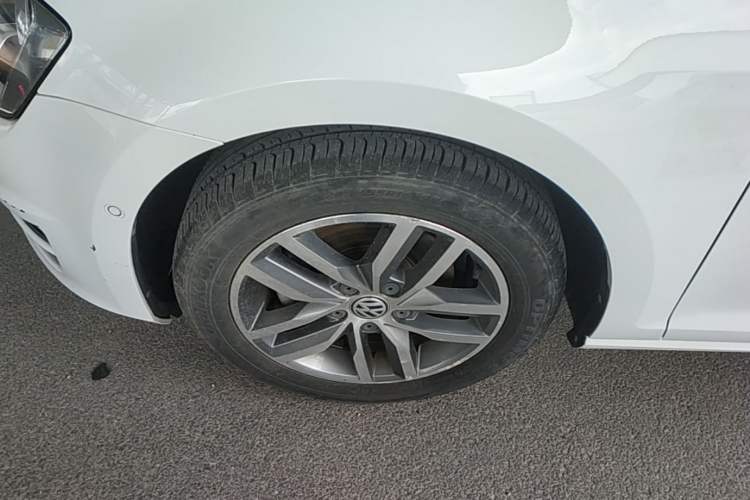 Used Volkswagen Golf 2017 230TSI Automatic Luxury Million-Vehicle Commemorative Edition Left Front Wheel Hub