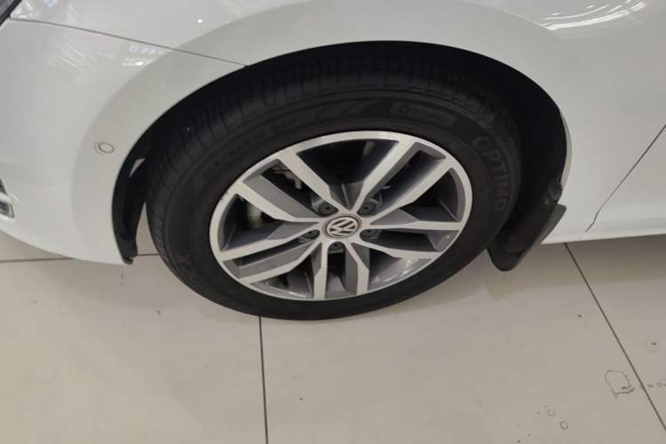 Used Volkswagen Golf 2017 230TSI Automatic Luxury Million-Vehicle Commemorative Edition Left Front Wheel Hub