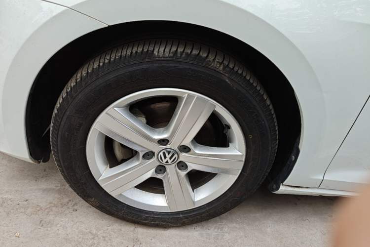 Used Volkswagen Golf 2017 230TSI Automatic Comfort Edition – Celebrating Milestone of One Million Units Left Front Wheel Hub