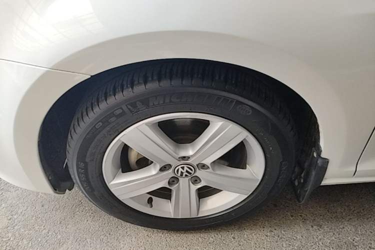 Used Volkswagen Golf 2017 230TSI Automatic Comfort Edition – Celebrating Milestone of One Million Units Left Front Wheel Hub
