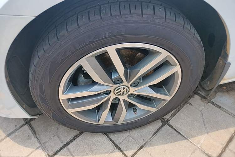 Used Volkswagen Golf 2017 230TSI Automatic Luxury Million-Vehicle Commemorative Edition Left Front Wheel Hub