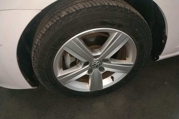 Used Volkswagen Golf 2017 1.6L Automatic Comfort Million-Vehicle Anniversary Edition Left Front Wheel Hub