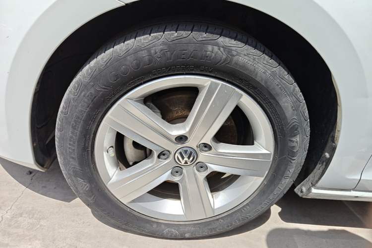 Used Volkswagen Golf 2017 230TSI Automatic Comfort Edition – Celebrating Milestone of One Million Units Left Front Wheel Hub