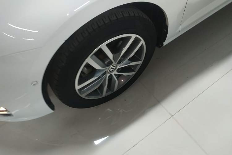 Used Volkswagen Golf 2017 230TSI Automatic Luxury Million-Vehicle Commemorative Edition Left Front Wheel Hub