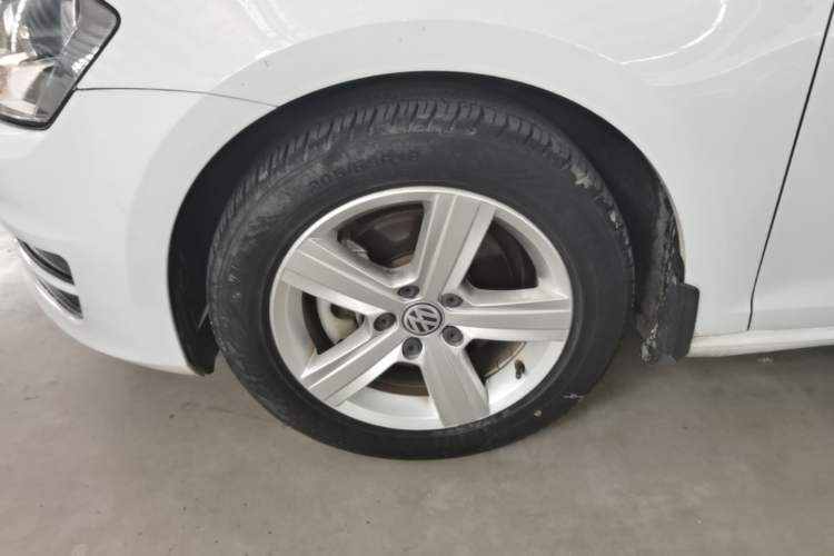 Used Volkswagen Golf 2017 1.6L Automatic Comfort Million-Vehicle Anniversary Edition Left Front Wheel Hub