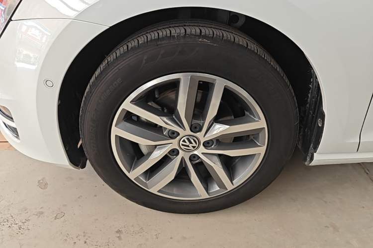 Used Volkswagen Golf 2017 230TSI Automatic Luxury Million-Vehicle Commemorative Edition Left Front Wheel Hub