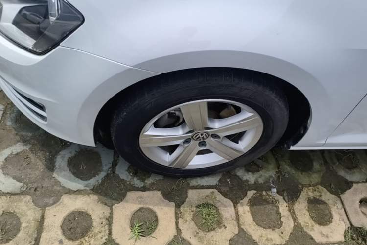Used Volkswagen Golf 2017 230TSI Automatic Comfort Edition – Celebrating Milestone of One Million Units Left Front Wheel Hub