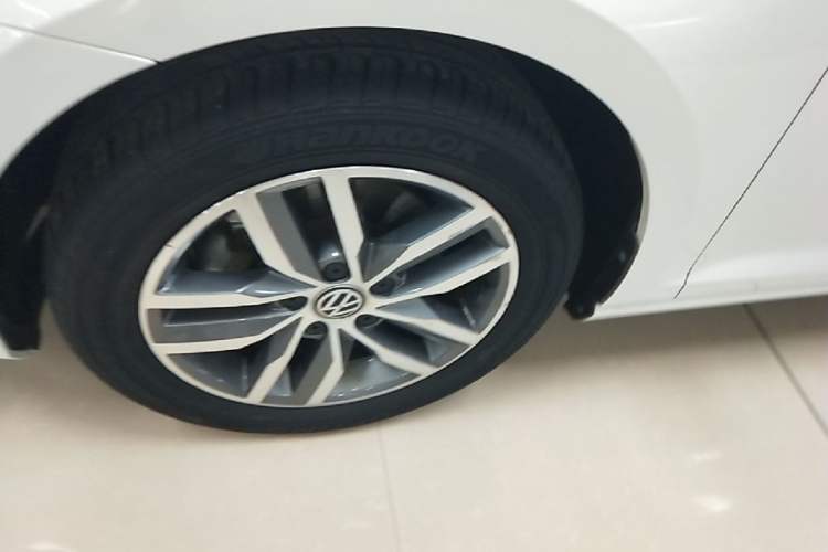 Used Volkswagen Golf 2017 230TSI Automatic Luxury Million-Vehicle Commemorative Edition Left Front Wheel Hub