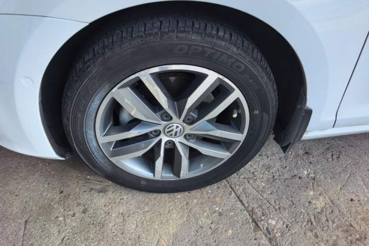 Used Volkswagen Golf 2017 230TSI Automatic Luxury Million-Vehicle Commemorative Edition Left Front Wheel Hub