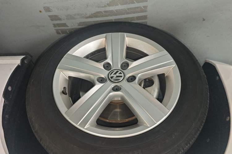 Used Volkswagen Golf 2017 1.6L Automatic Comfort Million-Vehicle Anniversary Edition Left Front Wheel Hub