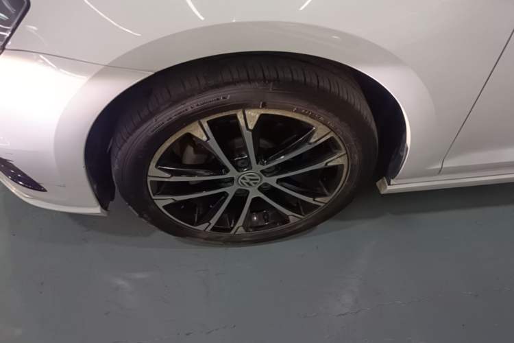Used Volkswagen Golf 2017 280TSI Automatic R-Line Million-Vehicle Commemorative Edition Left Front Wheel Hub