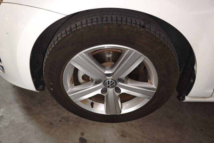 Used Volkswagen Golf 2017 230TSI Automatic Comfort Edition – Celebrating Milestone of One Million Units Left Front Wheel Hub