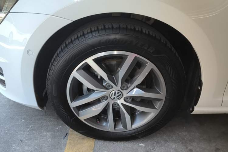 Used Volkswagen Golf 2017 230TSI Automatic Luxury Million-Vehicle Commemorative Edition Left Front Wheel Hub