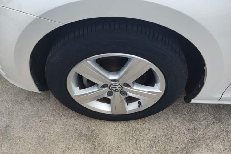 Used Volkswagen Golf 2017 230TSI Automatic Comfort Edition – Celebrating Milestone of One Million Units Left Front Wheel Hub