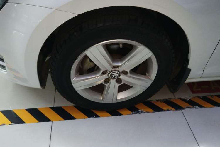 Used Volkswagen Golf 2017 230TSI Automatic Comfort Edition – Celebrating Milestone of One Million Units Left Front Wheel Hub
