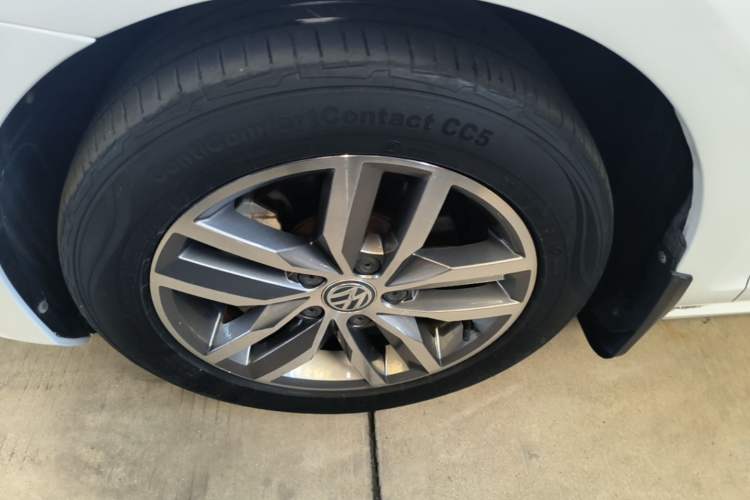 Used Volkswagen Golf 2017 230TSI Automatic Luxury Million-Vehicle Commemorative Edition Left Front Wheel Hub