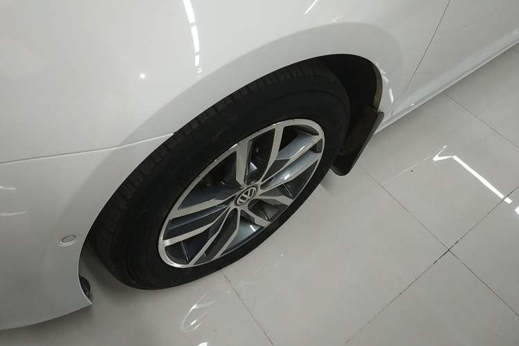 Used Volkswagen Golf 2017 230TSI Automatic Luxury Million-Vehicle Commemorative Edition Left Front Wheel Hub