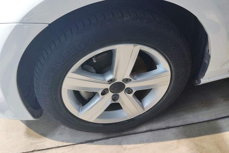 Used Volkswagen Golf 2017 1.6L Automatic Comfort Million-Vehicle Anniversary Edition Left Front Wheel Hub