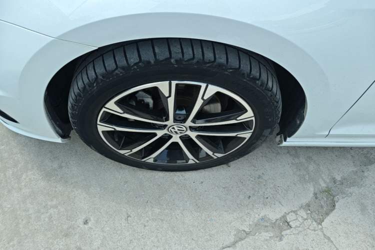Used Volkswagen Golf 2017 280TSI Automatic R-Line Million-Vehicle Commemorative Edition Left Front Wheel Hub