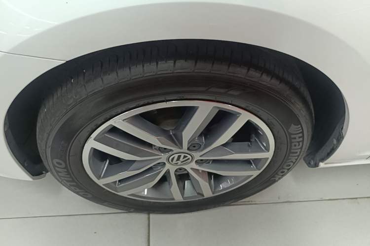 Used Volkswagen Golf 2017 230TSI Automatic Luxury Million-Vehicle Commemorative Edition Left Front Wheel Hub