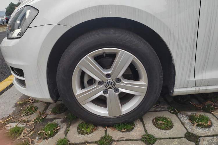 Used Volkswagen Golf 2017 1.6L Automatic Comfort Million-Vehicle Anniversary Edition Left Front Wheel Hub
