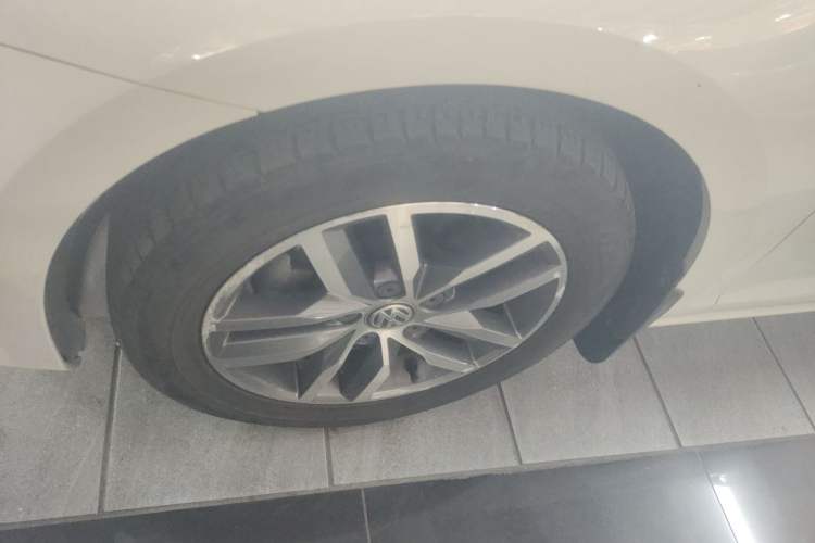 Used Volkswagen Golf 2017 230TSI Automatic Comfort Edition – Celebrating Milestone of One Million Units Left Front Wheel Hub