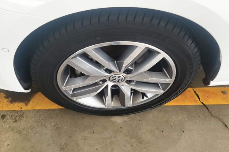 Used Volkswagen Golf 2017 230TSI Automatic Luxury Million-Vehicle Commemorative Edition Left Front Wheel Hub