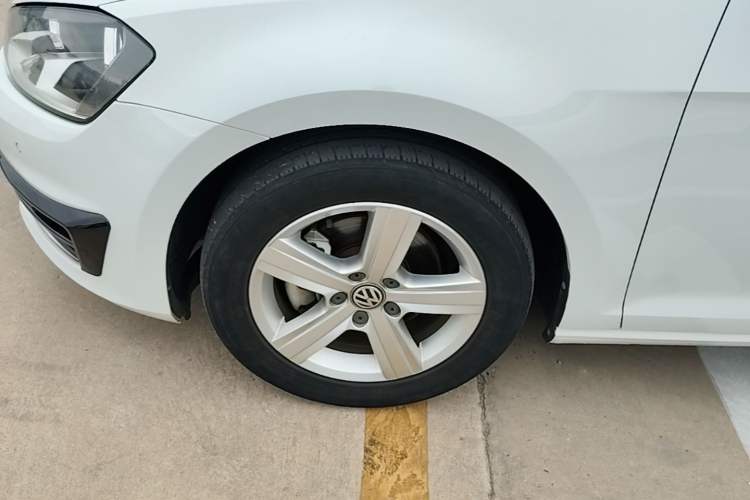 Used Volkswagen Golf 2017 1.6L Automatic Comfort Million-Vehicle Anniversary Edition Left Front Wheel Hub